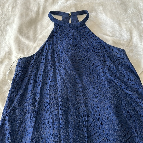 LIKE NEW NAVY LACE LILY PULITZER DRESS WITH BACK CLASP DETAIL. SIZE LARGE - Picture 2 of 4